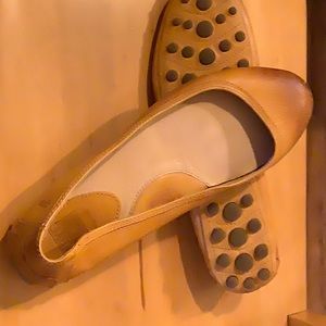 Frye yellow/gold leather leather ballet flat with driving sole size 10